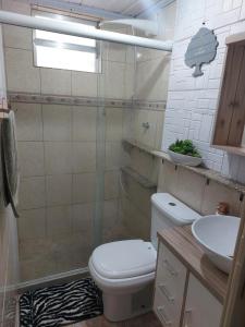 y baño con ducha, aseo y lavamanos. en Apartamento Rio Centro, en Río de Janeiro