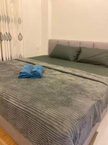 - un lit avec 2 serviettes bleues dans l'établissement Bahtek Home with pool & private parking, à Ampang