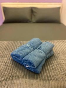 une paire de jeans sur un lit dans l'établissement Bahtek Home with pool & private parking, à Ampang