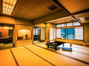 下呂的住宿－Yukai Resort Gero Saichoraku Bekkan，一间亚洲客房,配有桌子和窗户