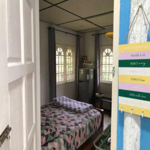 Basari Guest House في Lundu: غرفة نوم بسرير في غرفة