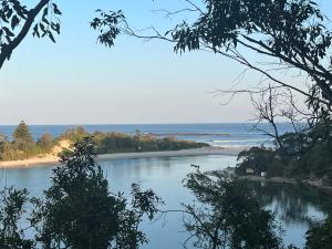 Blick auf einen Fluss mit Strand und Meer in der Unterkunft Sussex Gem - Cozy apartment in the heart of Sussex in Sussex inlet