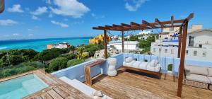 un balcone con vista sull'oceano di CASA REYES Stunning Rooftop Oceanview a Isla Mujeres