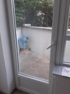 une porte ouverte avec une personne en masque bleu dans l'établissement Marci Room SweetHome, à Marcinelle