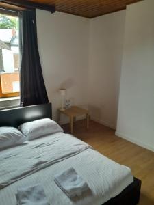 Un dormitorio con una cama grande y una ventana en Marci Room SweetHome en Marcinelle