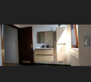 - une petite cuisine avec un évier et un miroir dans l'établissement Marci Room SweetHome, à Marcinelle