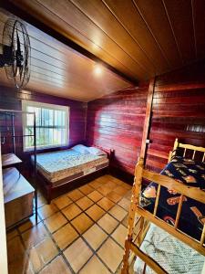 una camera con 2 letti a castello in una cabina di Chalés Mar Virado a Ubatuba