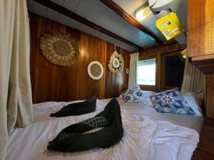 Postel nebo postele na pokoji v ubytování Boats Open Trip Komodo 3D2N