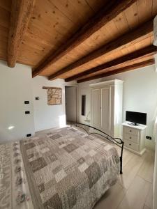 ネグラールにあるPiccolo Borgoのベッドルーム(大型ベッド1台、デスク付)