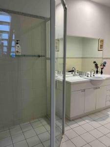 Bilik mandi di Access to all CBD has to offer