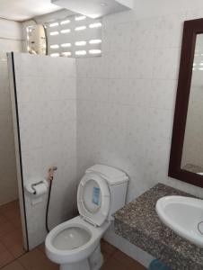 a bathroom with a toilet and a sink at ซิตี้ แม่นชั่น in Ban Ai Dao
