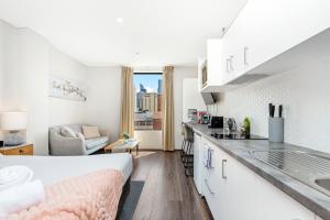 パースにある802 Serenity Studio Apt For 2high Floorのキッチン、リビングルーム(シンク、カウンター付)
