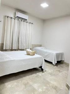 Habitación hospitalaria con 2 camas y TV en Casa para família e amigos, en Soure