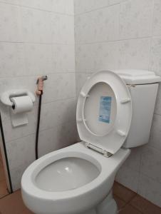 een badkamer met een toilet en een rol toiletpapier bij ซิตี้ แม่นชั่น in Ban Ai Dao