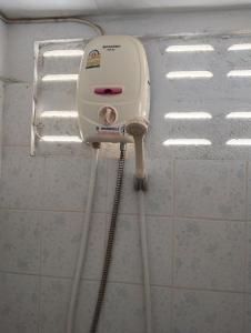 a hair dryer on the wall of a bathroom at ซิตี้ แม่นชั่น in Ban Ai Dao