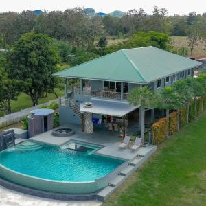 Bazén v ubytování La Casa del Lago Kanchanaburi nebo v jeho okolí
