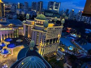 uma vista aérea do hotel mandarin oriental à noite em SunwayLagoonFamilySuite-2pax-Netflix-Balcony-Super Fast Internet em Petaling Jaya