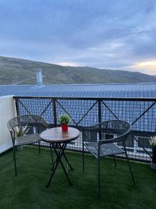 d'une table et de chaises sur un balcon donnant sur l'océan. dans l'établissement HOUSE TERRAZA PREMiUM 6PAX WIFI, à Sierra Nevada