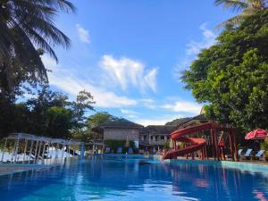 een groot zwembad met een glijbaan bij een resort bij Koh Chang Lagoon Princess in Ko Chang