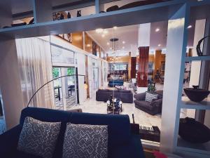 Wazobia Boracay في بوراكاي: غرفة معيشة مع أريكة زرقاء في غرفة