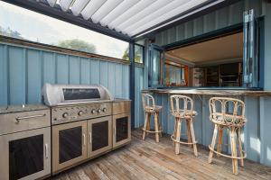 Kuchyň nebo kuchyňský kout v ubytování Akaroa holiday home Spacious and quite with stunning harbour views and close to town