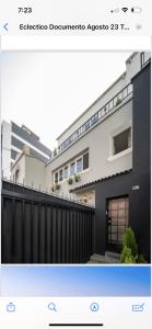 een foto van een huis met een zwart hek bij Eclectic Home in Lima