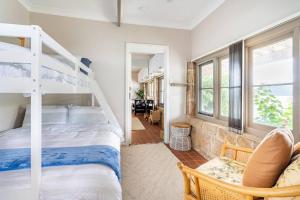 Katil dua tingkat atau katil-katil dua tingkat dalam bilik di rivescape holiday home at Berowra Waters