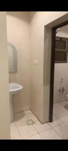 baño con lavabo y aseo blanco en فيو بارك للشقق الفندقية, en Al Hofuf