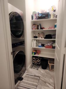 een wasruimte met een wasmachine en droger bij Cozy, Quiet Shared Room & Home in Watkins