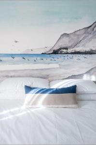 Cama blanca con vistas al océano en Nolana hotel, en Taltal
