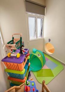 Habitación infantil con juego de juguetes en KidsVille Slide Family Oasis JB Medini Legoland Malaysia, en Nusajaya