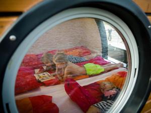 een reflectie van drie kinderen die op bedden in een spiegel liggen bij Houseboat on the Dahme in Niederlehme