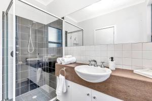 Et badeværelse på Stellar - Spacious Rooftop Dreamscape in Adelaide + 15 billeder