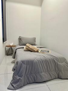 um quarto com uma cama com um cobertor em NEW Cozy Menjalara 5mins to DesaParkCity 2Rooms em Kuala Lumpur