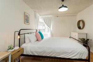 Un pat sau paturi într-o cameră la City Style steps to Emporium and Melbourne Central