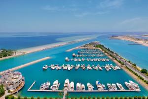 una vista aérea de un puerto deportivo con barcos en el agua en The Ritz-Carlton, Doha, en Doha