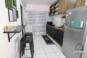 Η κουζίνα ή μικρή κουζίνα στο Cozy Duplex Studio near Kuala Lumpur next to LRT Train Station +20 φωτογραφίες