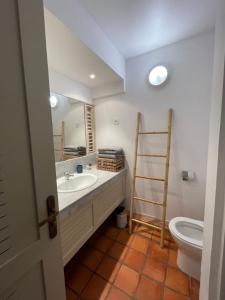 Appartement Vue mer à 2 minutes à pied des plages Tartane tesisinde bir banyo