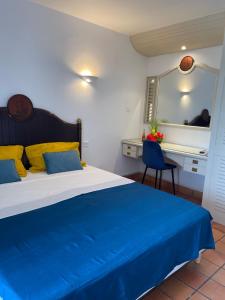Appartement Vue mer à 2 minutes à pied des plages Tartane tesisinde bir odada yatak veya yataklar