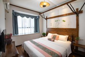 sypialnia z dużym łóżkiem i telewizorem w obiekcie Zhangjiajie Yueting Eco Inn w mieście Zhangjiajie