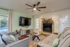 uma sala de estar com um sofá e uma lareira em Desert Sage House, Pool, 75in TV, Kids Living Area em Tucson
