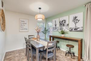 uma sala de jantar com mesa e cadeiras em Desert Sage House, Pool, 75in TV, Kids Living Area em Tucson