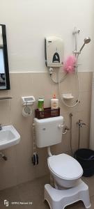 La salle de bains est pourvue de toilettes et d'un lavabo. dans l'établissement RW segamat homestay, à Segamat