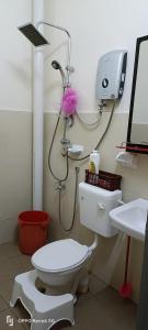 e bagno con doccia, servizi igienici e lavandino. di RW segamat homestay a Segamat