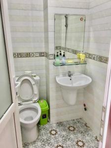 La petite salle de bains est pourvue de toilettes et d'un lavabo. dans l'établissement Mạnh Long - Số 123/3 đường số 7, Q2 - by Bay Hostel, à Hô-Chi-Minh-Ville