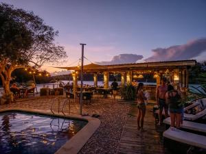 un grupo de personas de pie junto a una piscina en Edgewater Dive & Spa Resort, en Puerto Galera