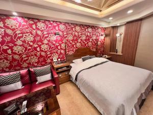 1 dormitorio con cama y pared roja en Hotel Crystal Gate Nagoya - Adult Only, en Nagoya