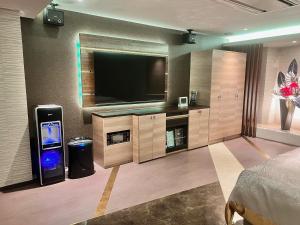 Televizorius ir (arba) pramogų centras apgyvendinimo įstaigoje Hotel Crystal Gate Nagoya - Couple Hotel