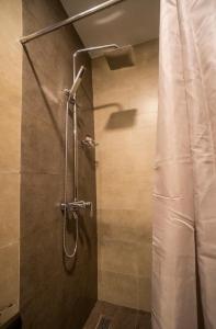 uma cabina de duche na casa de banho com uma cortina de chuveiro em Hotel Bulwark em Nuwara Eliya