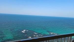 - Balcón con vistas al océano en Alex sea view apartment - families only en Alexandría